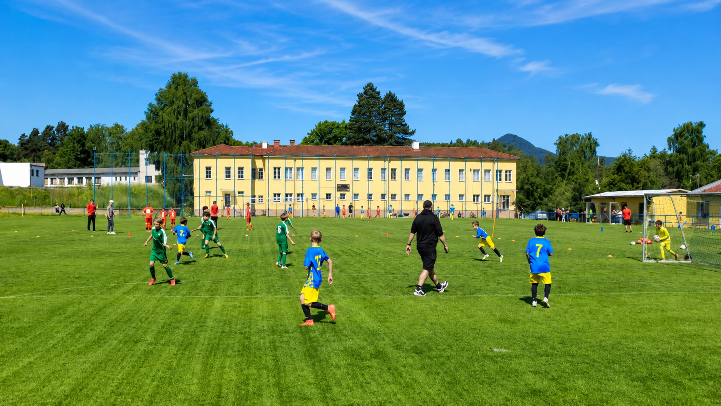 Děti hrají fotbal na hřišti
